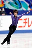 　演技する佐藤駿