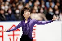 　演技する佐藤駿