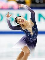 　演技する三原舞依