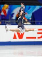 　演技する三原舞依