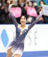 　女子ＳＰで演技を終え、ファンの大歓声に応える三原舞依（撮影・石井剣太郎）