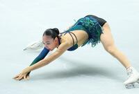 　演技する岡万佑子