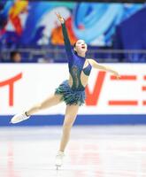 　女子ＳＰで演技する岡万佑子（撮影・石井剣太郎）