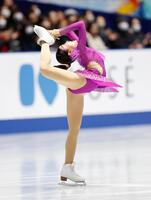 　演技する千葉百音