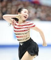 　女子ＳＰで演技する中井亜美（撮影・石井剣太郎）