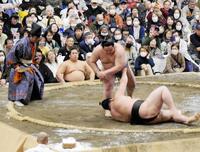 　正代を投げる阿武剋