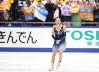 　女子ＳＰで演技を終え笑顔の坂本花織。客席にはオレンジ色の坂本を支持するタオルを掲げる人も（撮影・石井剣太郎）