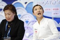 　女子ＳＰの得点を確認する坂本花織。左は中野園子コーチ