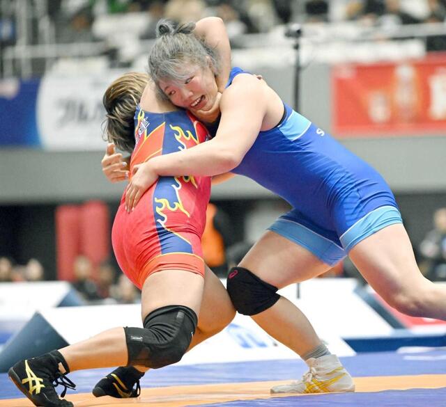 　女子７６キロ級準決勝で山本和佳（左）を攻める鏡優翔（撮影・戸田泰雅）