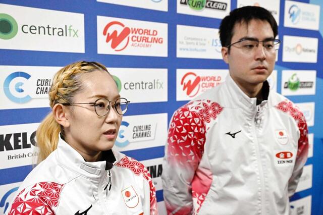 　混合ダブルス１次Ｌで敗退が決まり五輪出場を逃し、取材に応じる小穴桃里（左）、青木豪組（共同）
