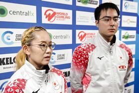　混合ダブルス１次Ｌで敗退が決まり五輪出場を逃し、取材に応じる小穴桃里（左）、青木豪組（共同）