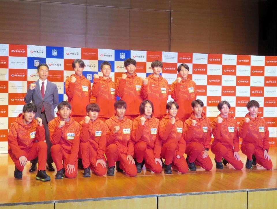 　箱根駅伝に向けた共同取材会で意気込みを語った中大の吉居駿恭主将（左端下）ら