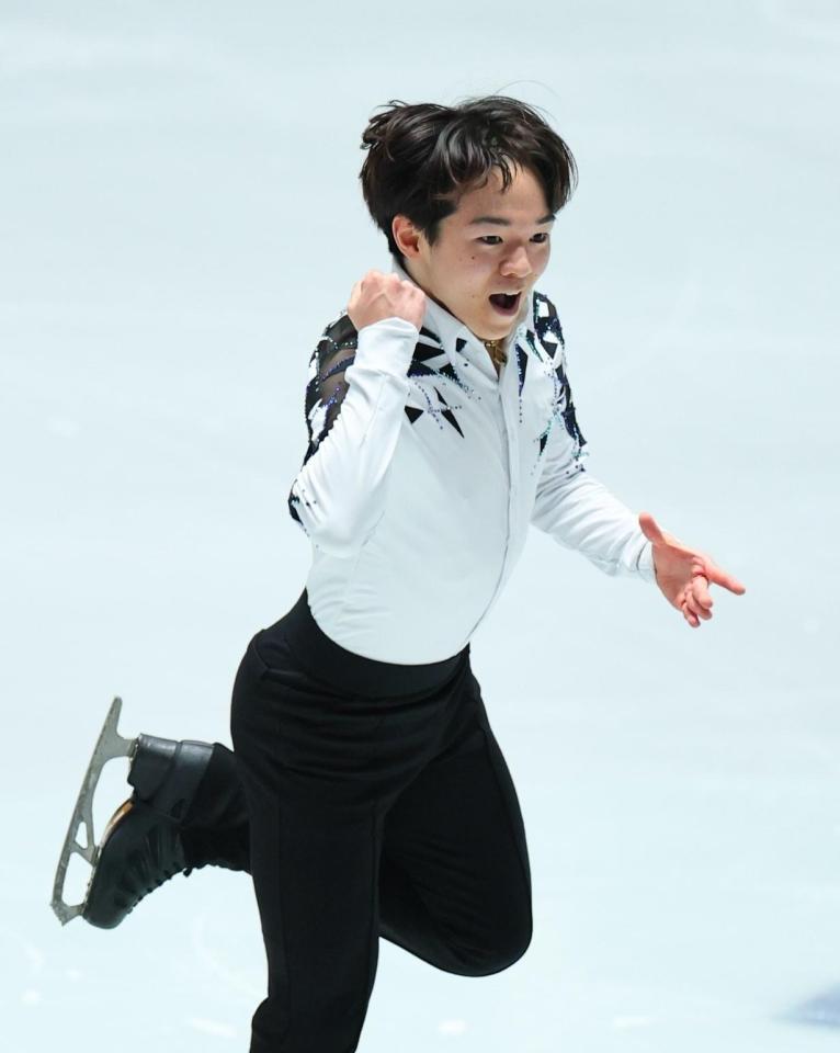 　演技する鍵山優真