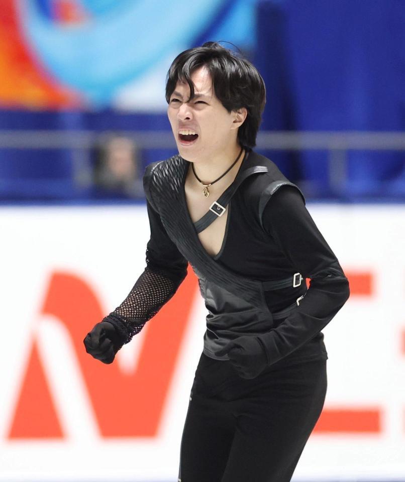 　男子ＳＰで演技を終えガッツポーズを見せる三浦佳生（撮影・石井剣太郎）