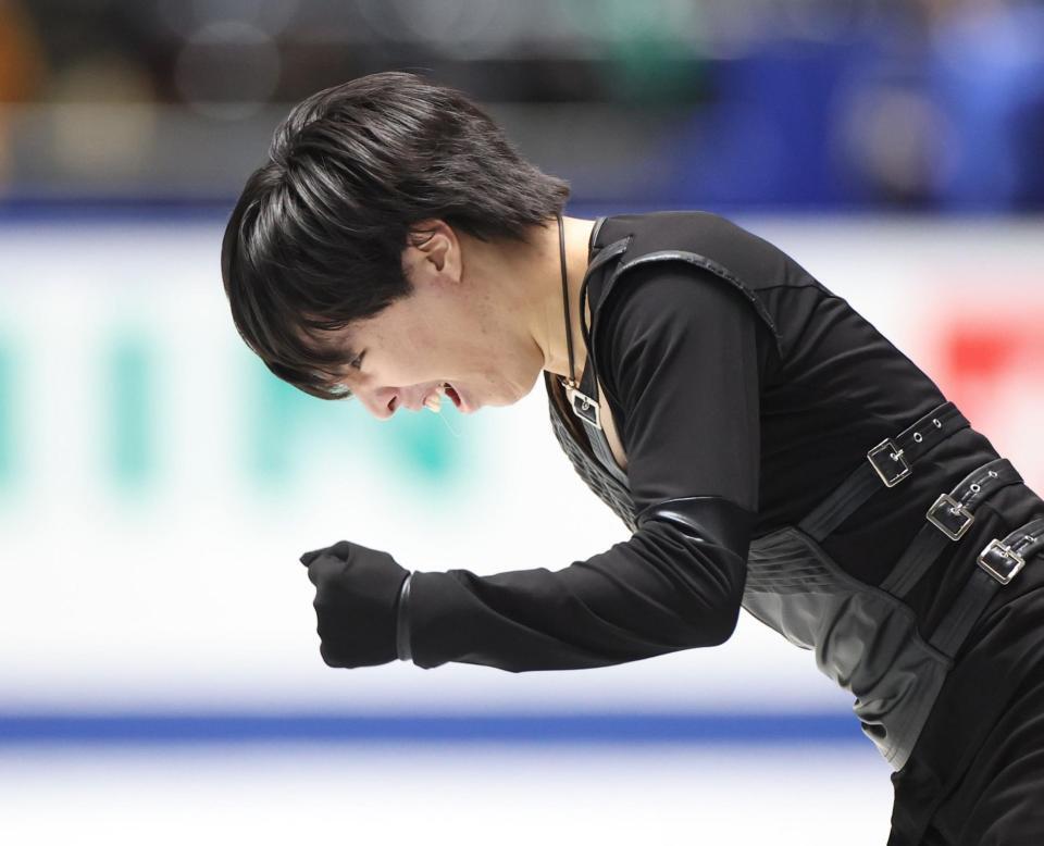 　男子ＳＰで演技を終えガッツポーズを見せる三浦佳生（撮影・石井剣太郎）