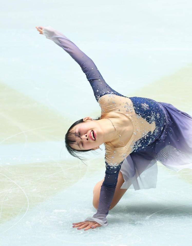 　演技する三原舞依