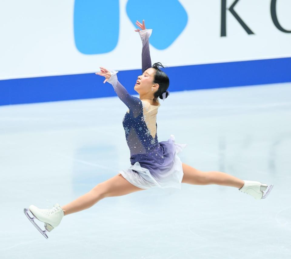 　演技する三原舞依