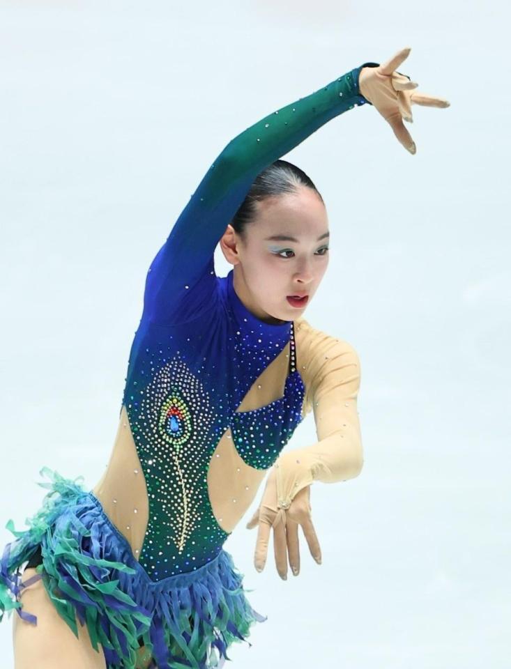 　演技する岡万佑子