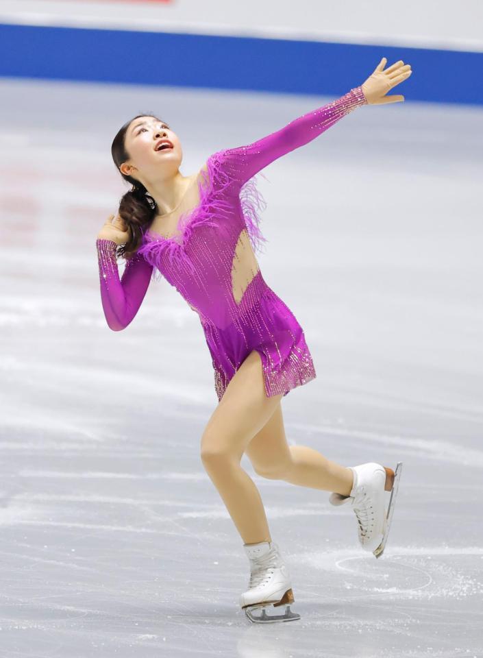 　演技する千葉百音