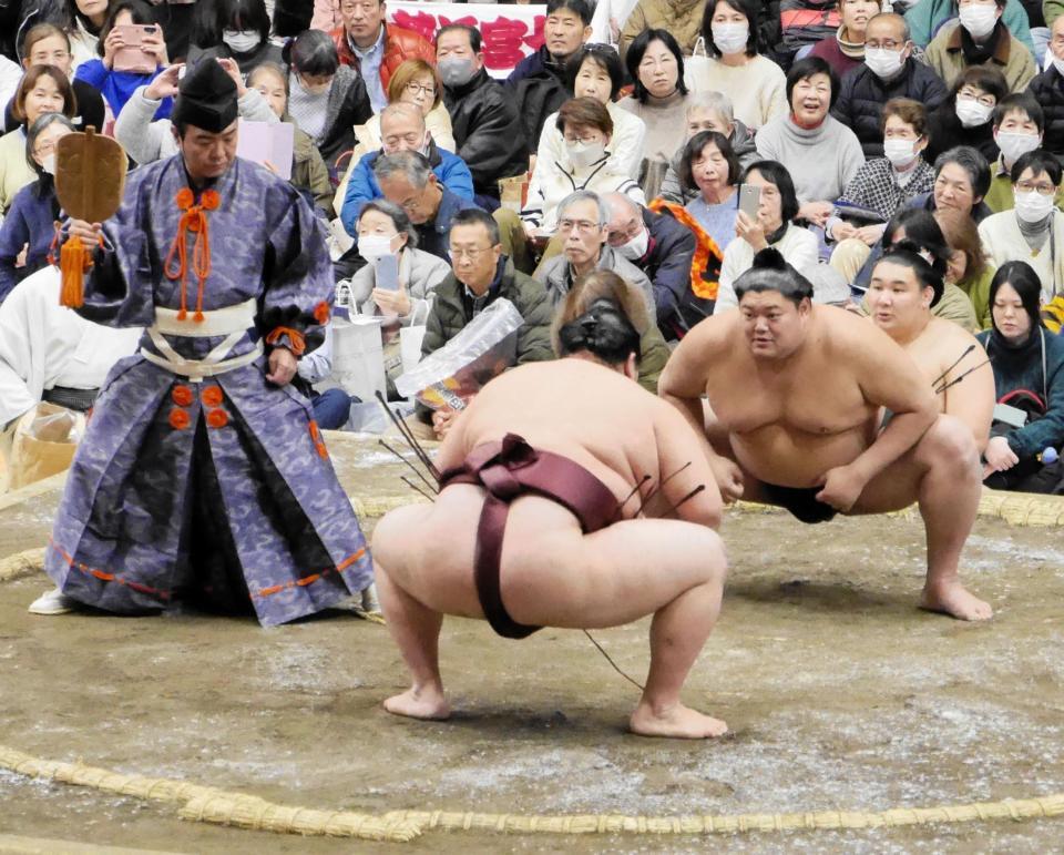 　取組に臨む阿炎（奥）