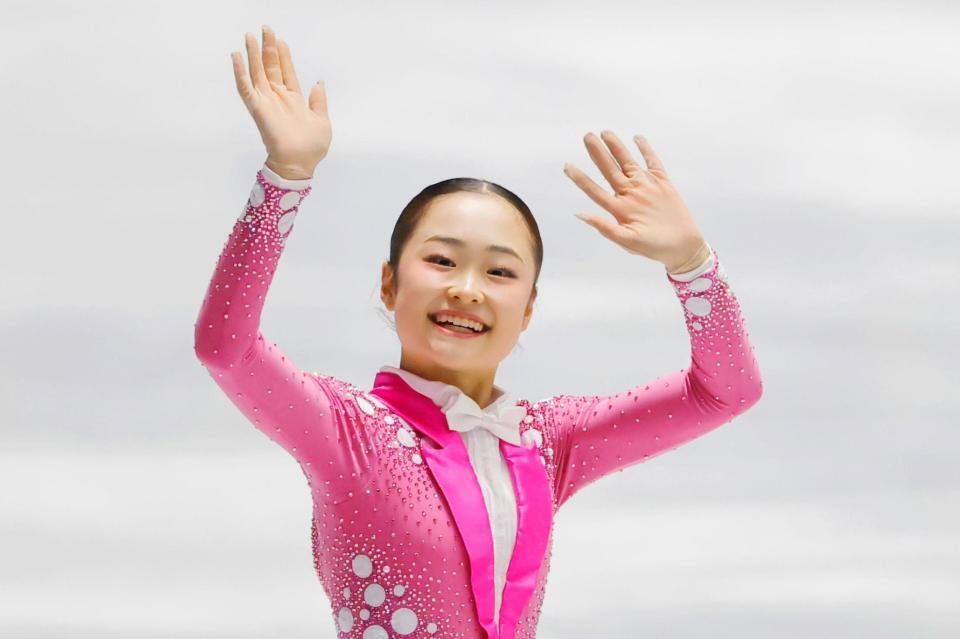 　女子ＳＰの演技を終え、歓声に応える島田麻央