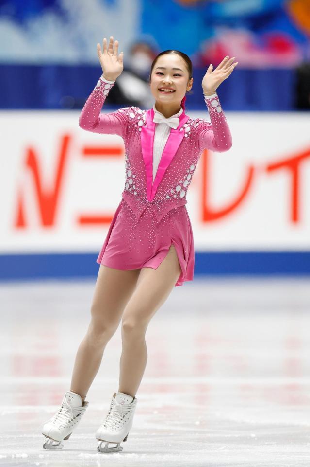 　女子ＳＰの演技を終え、歓声に応える島田麻央