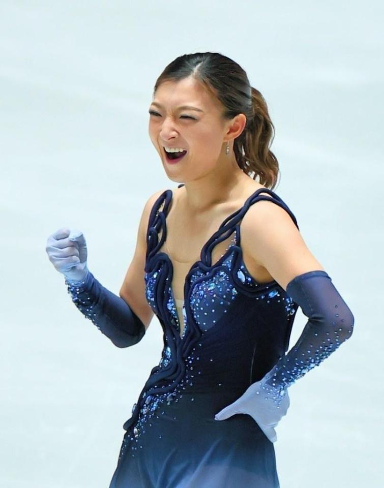 　女子ＳＰ演技を終えガッツポーズする坂本花織