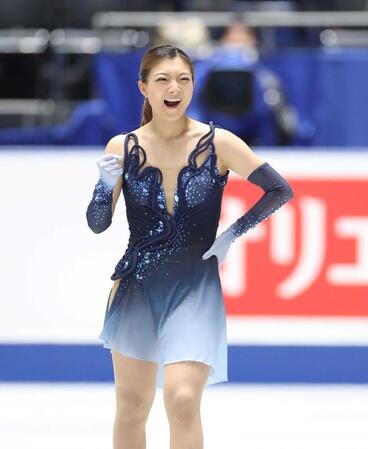 　女子ＳＰで演技を終え拳を握る坂本花織