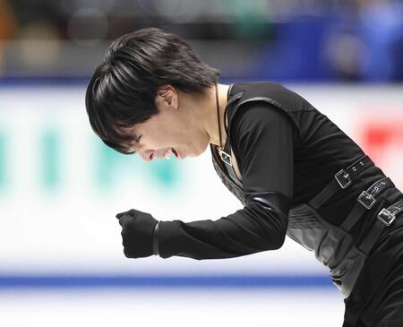 　男子ＳＰで演技を終えガッツポーズを見せる三浦佳生