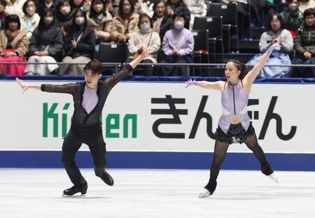 　演技する吉田唄菜、森田真沙也組（撮影・石井剣太郎）