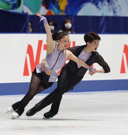 　演技する吉田唄菜、森田真沙也組（撮影・石井剣太郎）