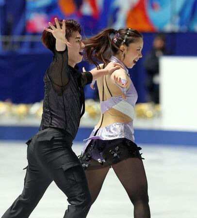 　演技する吉田唄菜、森田真沙也組（撮影・石井剣太郎）