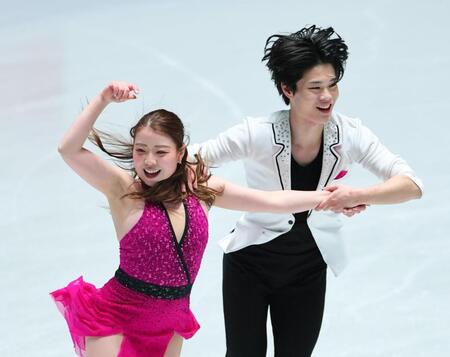 　演技する紀平梨花（左）、西山真瑚組