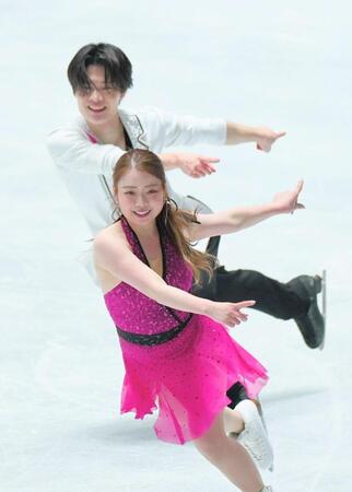 　演技する紀平梨花（手前）、西山真瑚組　