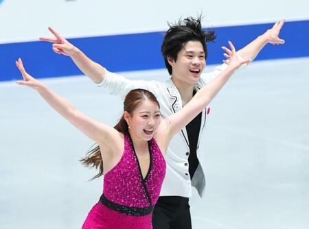 　演技する紀平梨花（左）、西山真瑚組