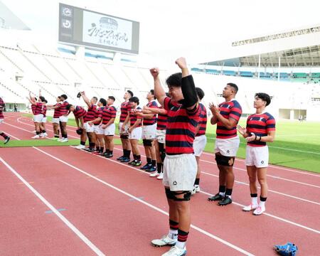 　準決勝進出を決め喜ぶ京産大フィフティーン（撮影・山口登）