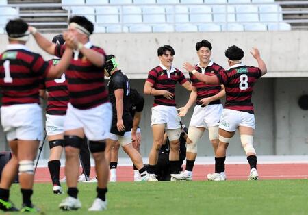 　前半、逆転のトライを決め喜ぶ早大・糸瀬真周（中央）＝撮影・山口登
