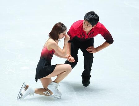 　演技を終え感極まる三浦璃来（左）、木原龍一組