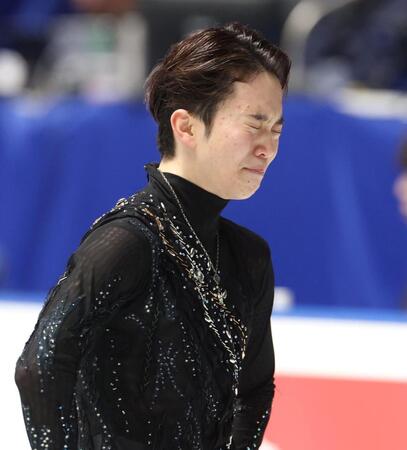 友野一希は初五輪絶望的 4回転乱れ続いた転倒 涙止まらず