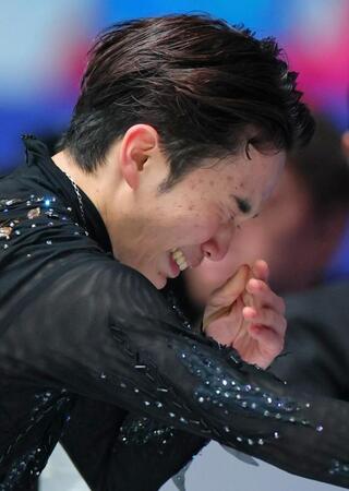 　演技を終え涙を流す友野一希