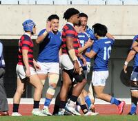 　前半、先制トライを決め喜ぶ東海大のヴィリアミ・マフィ（中央左）＝撮影・山口登