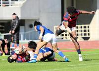 　前半、タックルを受け突進を阻まれる京産大・平山尚樹（左）＝撮影・山口登