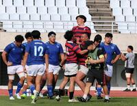 　試合終了間際、京産大・高木城治（中央右）が勝ち越しゴールを決め喜ぶ京産大フィフティーン（撮影・山口登）