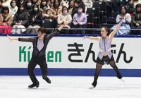 　演技する吉田唄菜、森田真沙也組（撮影・石井剣太郎）