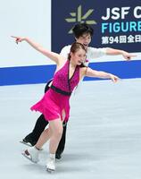 　演技する紀平梨花（手前）、西山真瑚組