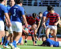 　前半、トライを決める京産大のシオネ・ポルテレ（中央）＝撮影・山口登