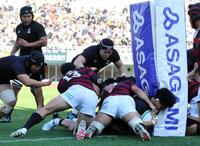 　前半、先制トライを決める天理大のアリスター・サウララ（右）＝撮影・山口登