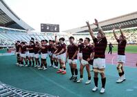 　準決勝進出を決め喜ぶ早大フィフティーン（撮影・山口登）