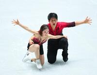 　演技する三浦璃来（左）、木原龍一組