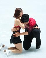 　演技を終え感極まる三浦璃来（左）、木原龍一組